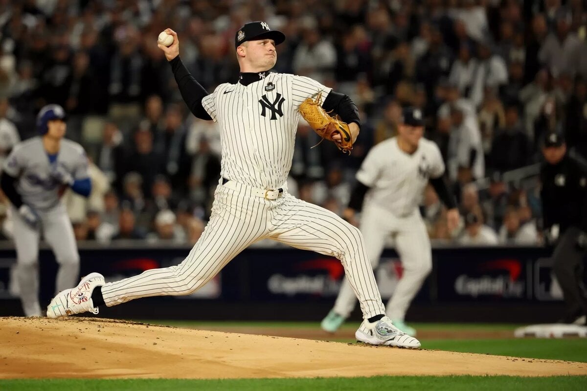 El lanzador inicial de los Yankees de Nueva York, Clarke Schmidt, realiza un lanzamiento en la primera entrada del tercer partido.