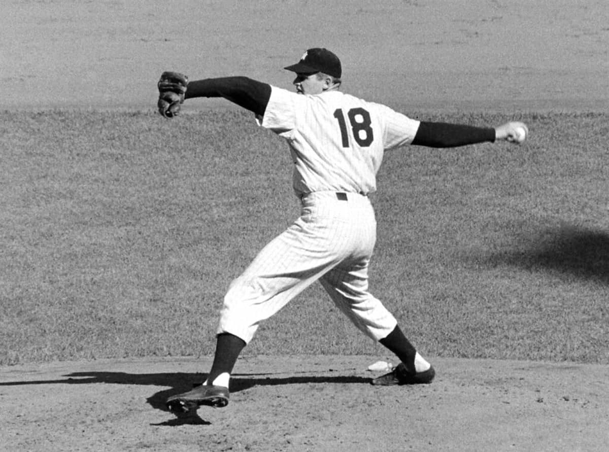 Don Larsen, de los Yankees, lanzó su primer partido sin hit en una Serie Mundial contra los Dodgers el 9 de octubre de 1958.