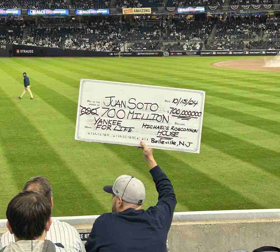 El 15 de octubre de 2024, durante el 2º partido de la ALCS, Jon Mudry, aficionado de los Yankees, levantó un cartel parecido a un cheque, aumentando humorísticamente su oferta por Juan Soto a 700 millones de dólares. Esto ocurrió después de que mostrara por primera vez un novedoso cheque de 600 millones de dólares en el Juego 1, llamando mucho la atención del público. 