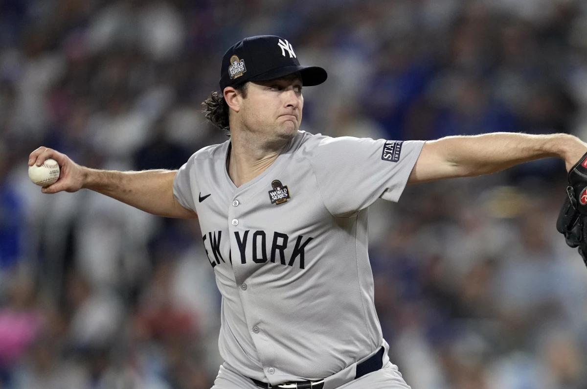 Gerrit Cole, de los Yankees, lanza contra los Dodgers de Los Ángeles durante el Juego 1 de la Serie Mundial, el viernes 25 de octubre de 2024, en California.