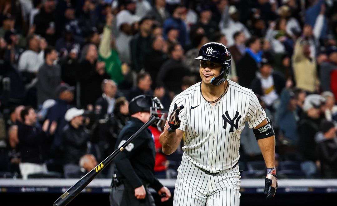 Giancarlo Stanton, de los Yankees, en acción durante el 2º partido de la ALCS de 2024 contra los Guardianes, el 15 de octubre de 2024.