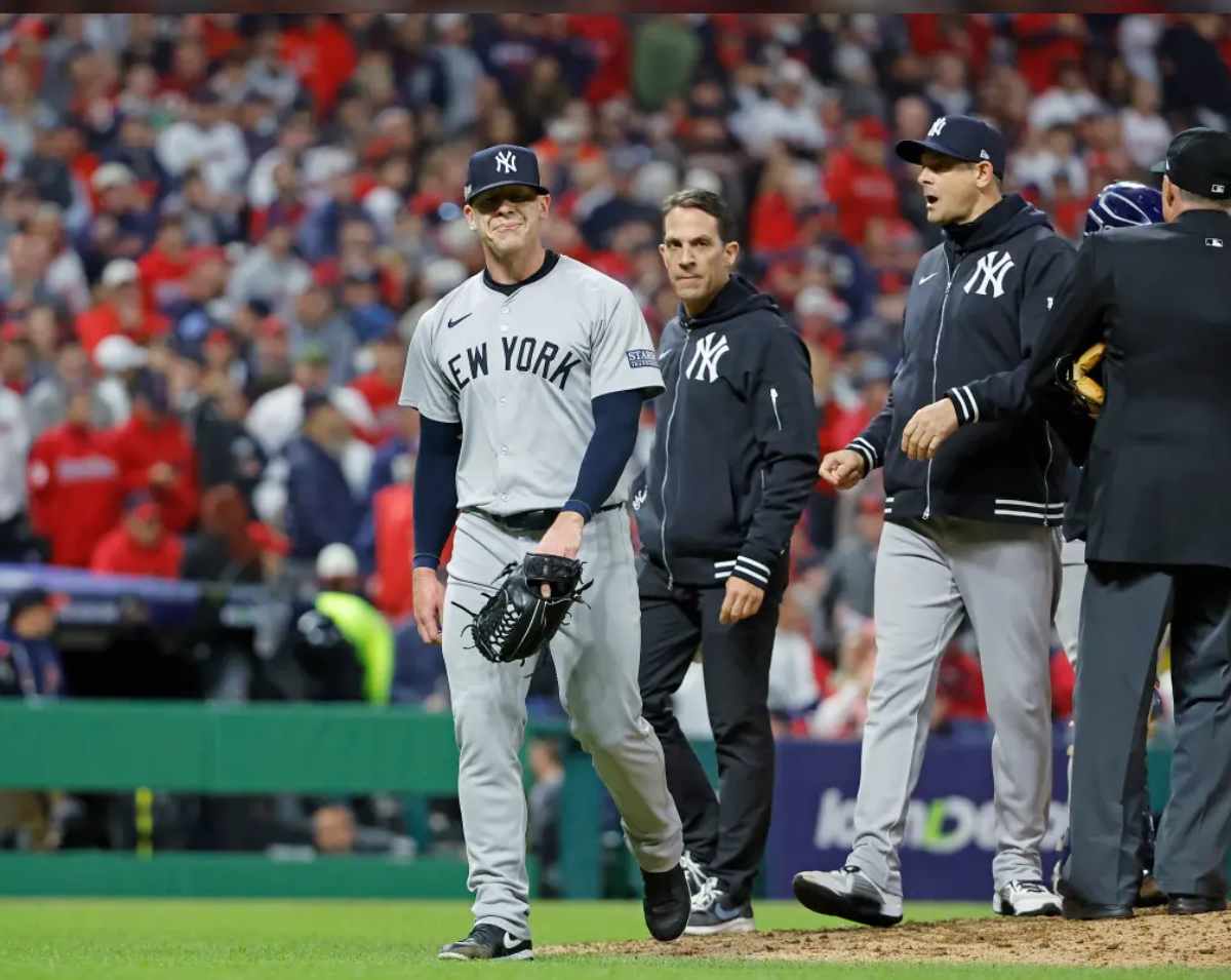 Ian Hamilton sale de la derrota de los Yankees ante los Guardianes el 17 de octubre de 2024.