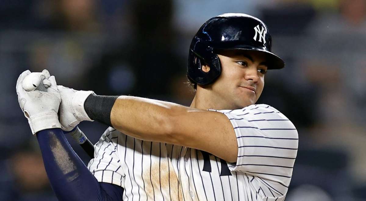 El novato de los Yankees Jasson Domínguez en acción durante un partido de final de temporada, buscando ganarse un papel en los ALDS