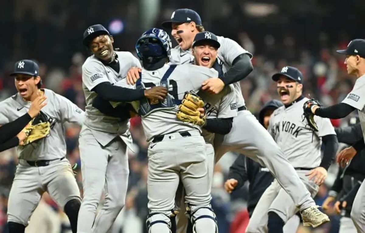 La plantilla de los Yankees de Nueva York y su entrenador Aaron Boone celebraron su trofeo de Campeón de la Liga Americana tras clasificarse para las Series Mundiales el 19 de octubre de 2024.