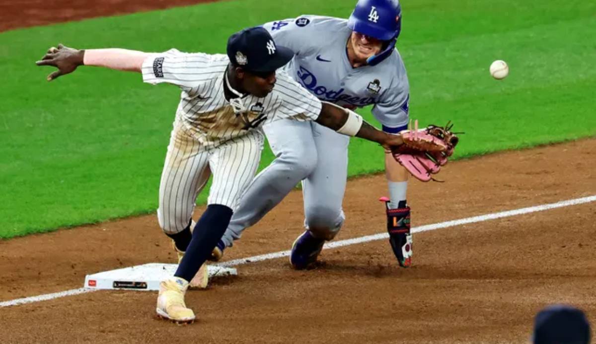 Juego 5, 30 de octubre de 2024: Enrique Hernández, de los Dodgers, avanza a tercera base tras un error de campo del tercera base de los Yankees Jazz Chisholm Jr. en la quinta entrada de las Series Mundiales en el Yankee Stadium.