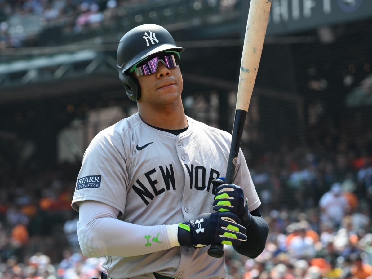 Una imagen de Juan Soto con el uniforme de los Yankees. Una fuente conocedora de los planes del equipo ha tachado de inexactas las recientes informaciones que le relacionaban con las afirmaciones de que los Yankees limitarían su oferta a 40 millones de dólares anuales para no disgustar a Aaron Judge. 