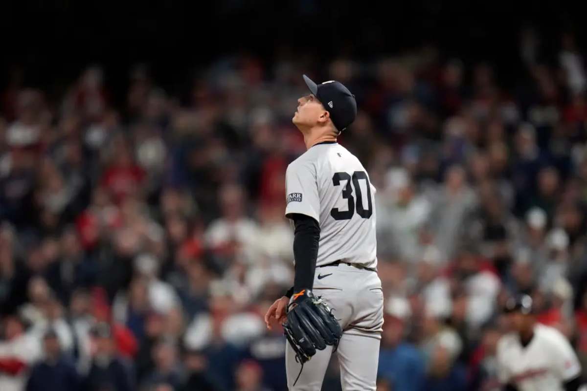 Luke Weaver durante el partido Yankees vs. Guardianes en el 3er partido de la ALCS el 17 de octubre de 2024.