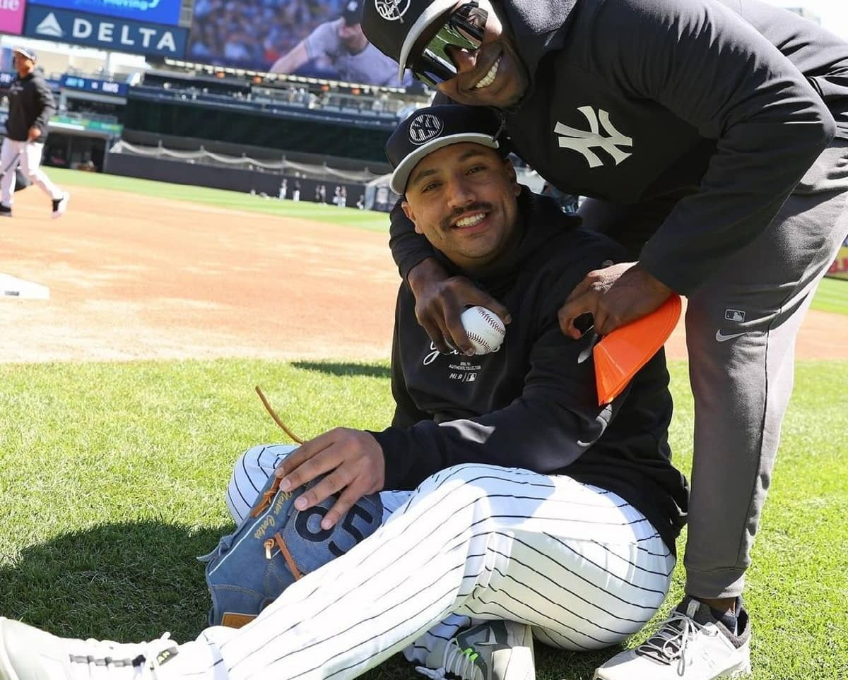 El lanzador de los Yankees Nestor Cortes con el preparador físico del equipo Larry Adegoke en el Yankee Stadium, 1 de octubre de 2024.