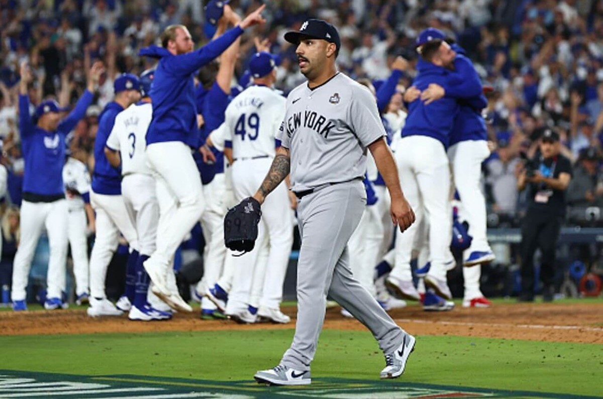 Nestor Cortes, de los Yankees, abandona el Dodger Stadium tras dar un jonrón que llevó a los Dodgers a vencer a los Yankees el 25 de octubre de 2024.