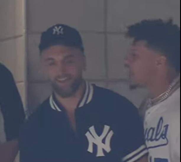 Patrick Mahomes, copropietario de los Reales de Kansas City, se burla juguetonamente de Gehrig Dieter, fan de los Yankees y antiguo compañero de equipo, durante el tercer partido de los ALDS el 9 de octubre de 2024.  