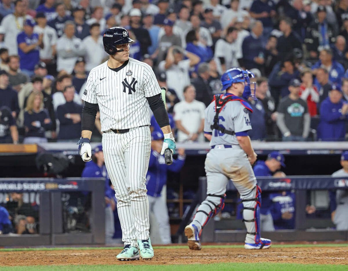 Anthony Rizzo reacts after he strikes out swinging with two runners on to end the eighth inning in the Yankees’ loss.