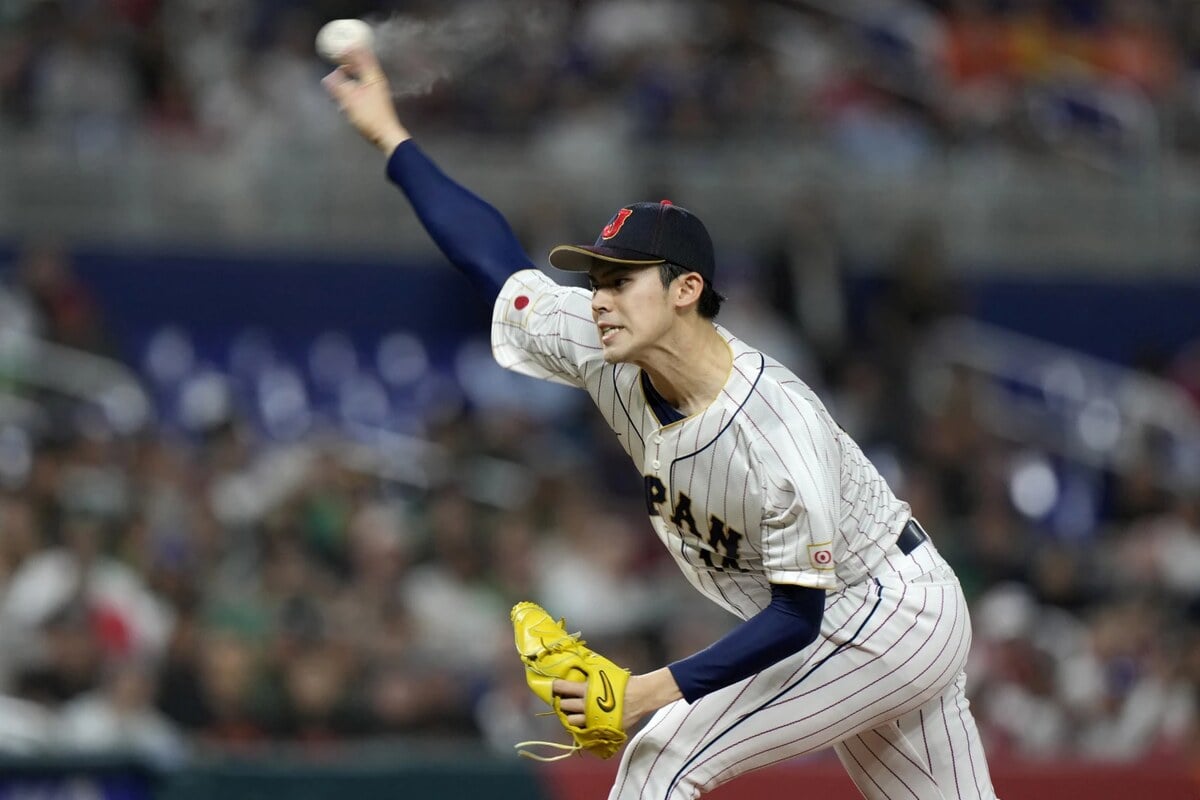 ARCHIVO- El japonés Roki Sasaki realiza un lanzamiento durante la primera entrada de un partido del Clásico Mundial de Béisbol contra México, el lunes 20 de marzo de 2023, en Miami.  