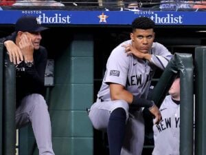 Yankees’ Juan Soto speaking with Bronx Bombers manager Aaron Boone during an MLB game in September 2024