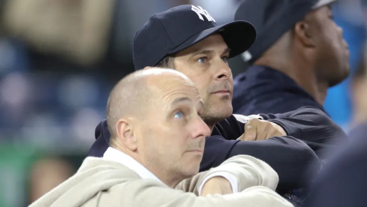 Yankees manager Aaron Boone in discussion with general manager Brian Cashman in 2017