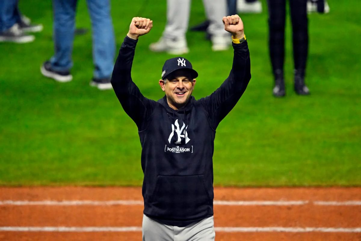 Aaron Boone celebra tras la victoria de los Yankees sobre los Guardianes el 19 de octubre de 2024. Aaron Boone celebra tras la victoria de los Yankees sobre los Guardianes el 19 de octubre de 2024. 