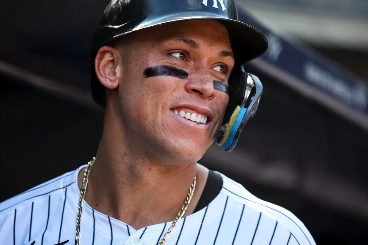 Aaron Judge caminando de vuelta al banquillo de los Yankees tras poncharse en la primera entrada el 28 de octubre de 2024, con expresión concentrada mientras agarra su bate, captada durante un partido crucial de postemporada.