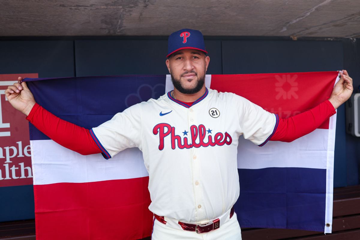 FILADELFIA, PA - 15 DE SEPTIEMBRE: Carlos Estévez #53 de los Filis de Filadelfia posa para una foto antes del partido entre los Mets de Nueva York y los Filis de Filadelfia en el Citizens Bank Park el domingo 15 de septiembre de 2024 en Filadelfia, Pensilvania.  