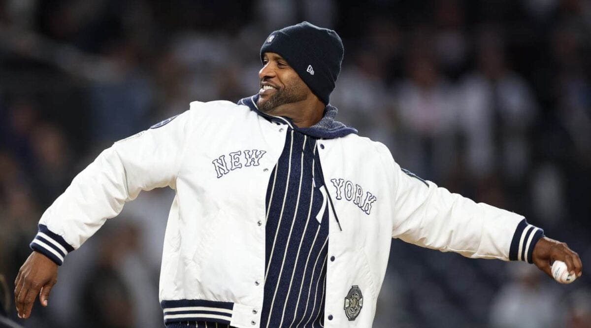 El ex lanzador de los Yankees CC Sabathia lanzando un lanzamiento durante un partido en el Yankee Stadium;