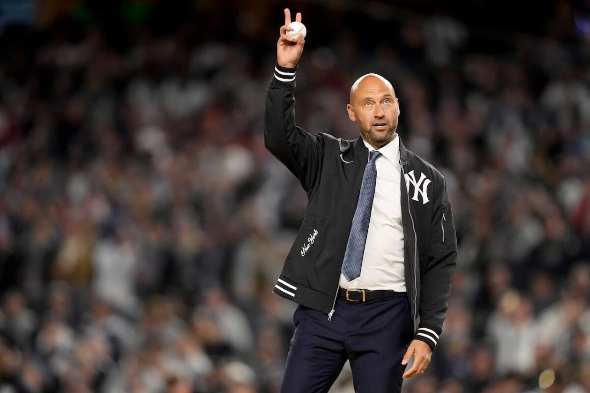 El ex jugador de los New York Yankees, Derek Jeter, saluda antes de realizar el primer lanzamiento ceremonial en el tercer partido de las Series Mundiales entre Los Angeles Dodgers y los New York Yankees el 28 de octubre de 2024.