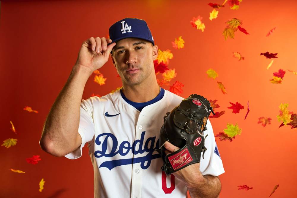 LOS ÁNGELES, CA - 23 de octubre: Jack Flaherty, #0 de los Dodgers de Los Ángeles, posa para una foto durante el día de entrenamiento previo a las Series Mundiales de 2024 en el Estadio de los Dodgers el miércoles 23 de octubre de 2024, en Los Ángeles, California. Ahora, en noviembre de 2024, se rumorea que los Yankees tienen en el punto de mira a Flaherty como posible incorporación para la próxima temporada. 