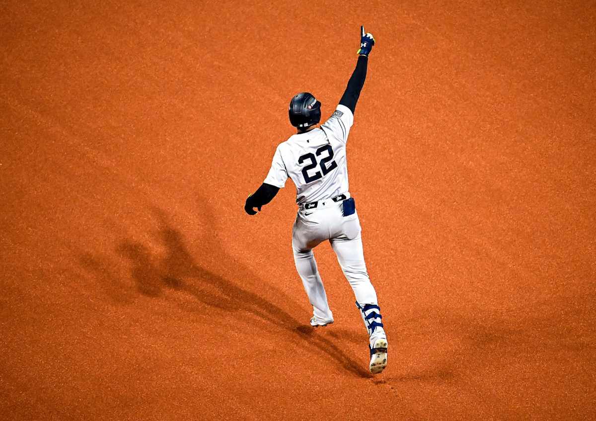 Juan Soto, de los Yankees de Nueva York, celebra tras batear un jonrón de tres carreras contra los Guardianes de Cleveland durante la décima entrada del quinto partido de la Serie de Campeonato de la Liga Americana de Béisbol, el sábado 19 de octubre de 2024, en Cleveland.