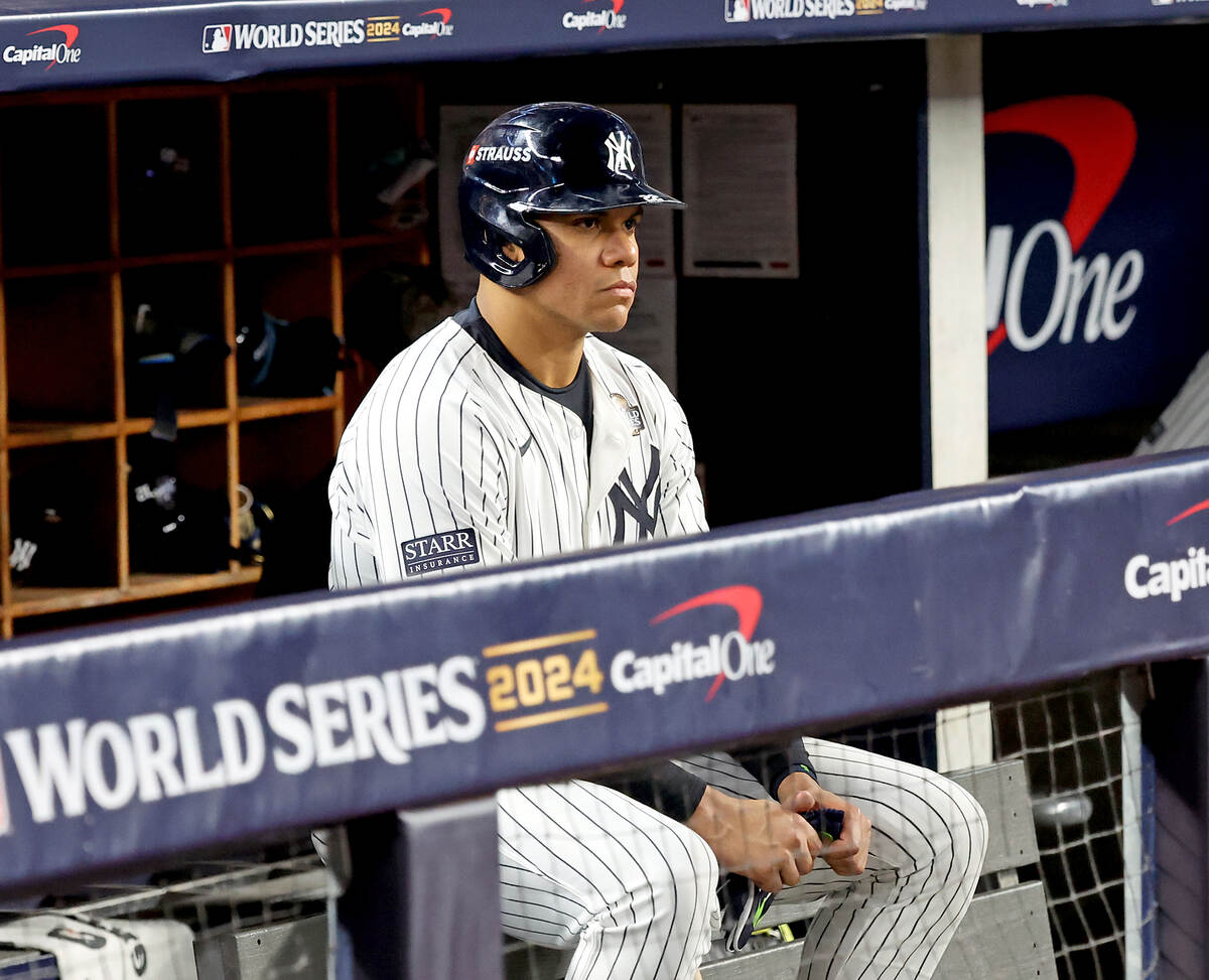 Juan Soto mira durante la derrota de los Yankees en el Juego 5 ante los Dodgers el 30 de octubre de 2024.