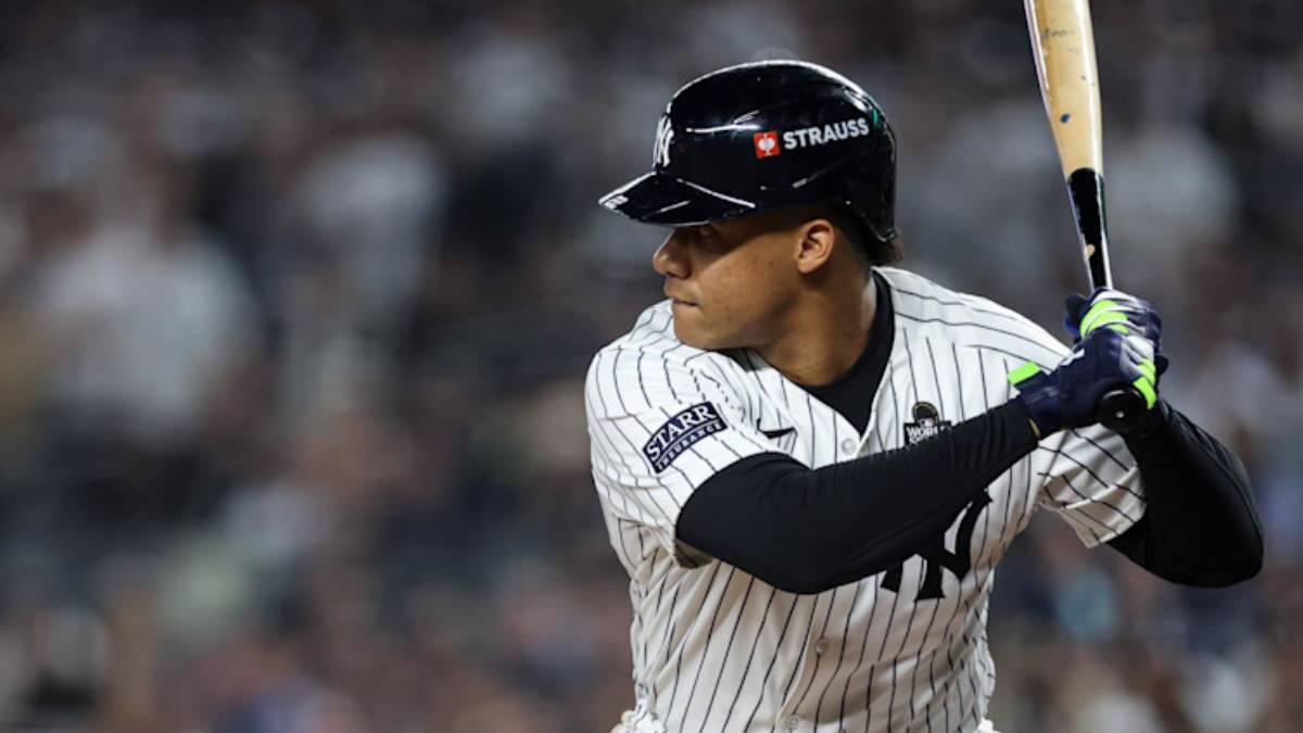 1 de septiembre de 2024; Bronx, Nueva York, EE.UU.; El jardinero derecho de los Yankees de Nueva York Juan Soto (22) lanza su casco después de volar fuera para terminar la sexta entrada contra los Cardenales de San Luis en el Yankee Stadium.