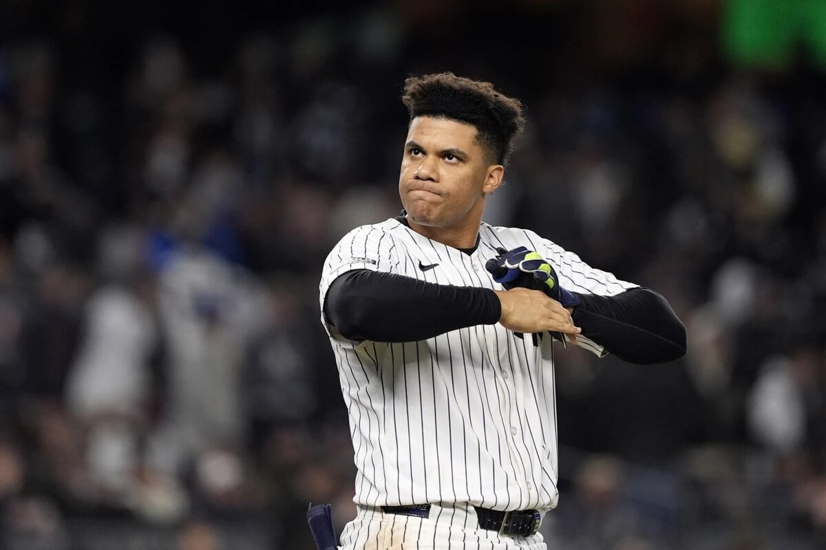 New York Yankees’ Juan Soto takes off his batting gloves after grounding out against the New York Yankees to end the third inning in Game 3 of the baseball World Series, Monday, Oct. 28, 2024, in New York.