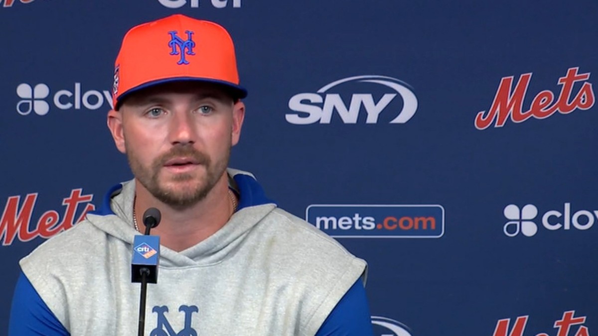 Pete Alonso, primera base de los Mets de Nueva York en 2024, hablando en una rueda de prensa mientras se informa de que los Yankees lo están considerando como posible adquisición.