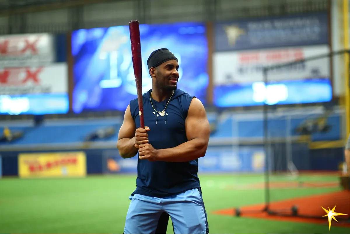 Yandy Díaz haciendo prácticas de bateo en 2024, en medio de rumores que lo vinculan como posible objetivo de intercambio para los Yankees.