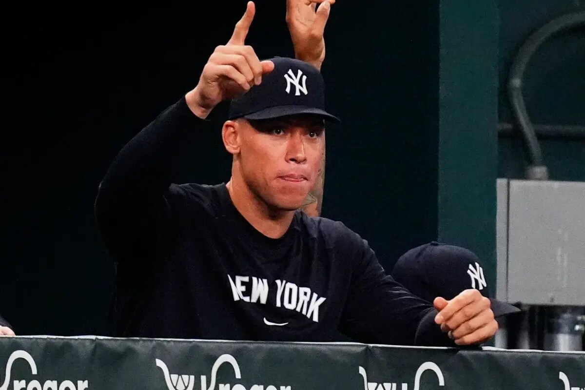 Aaron Judge, de los Yankees de Nueva York, mira desde el banquillo durante la segunda entrada de un partido de béisbol contra los Rangers de Texas, el lunes 4 de agosto de 2025, en Arlington, Texas.