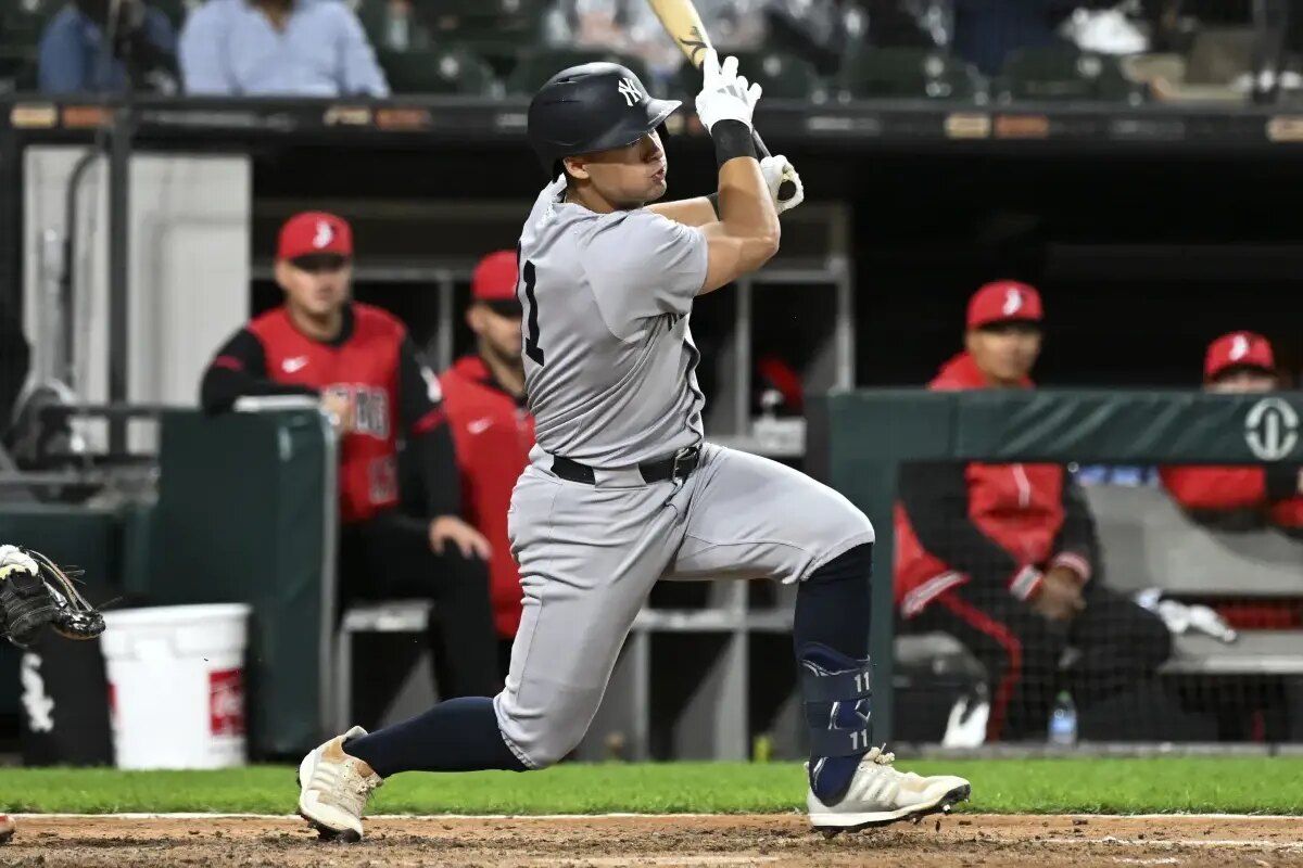 New York Yankees’ Anthony Volpe hits an RBI single during the sixth inning of a baseball game against the Chicago White Sox, Friday, Aug. 29, 2025, in Chicago.