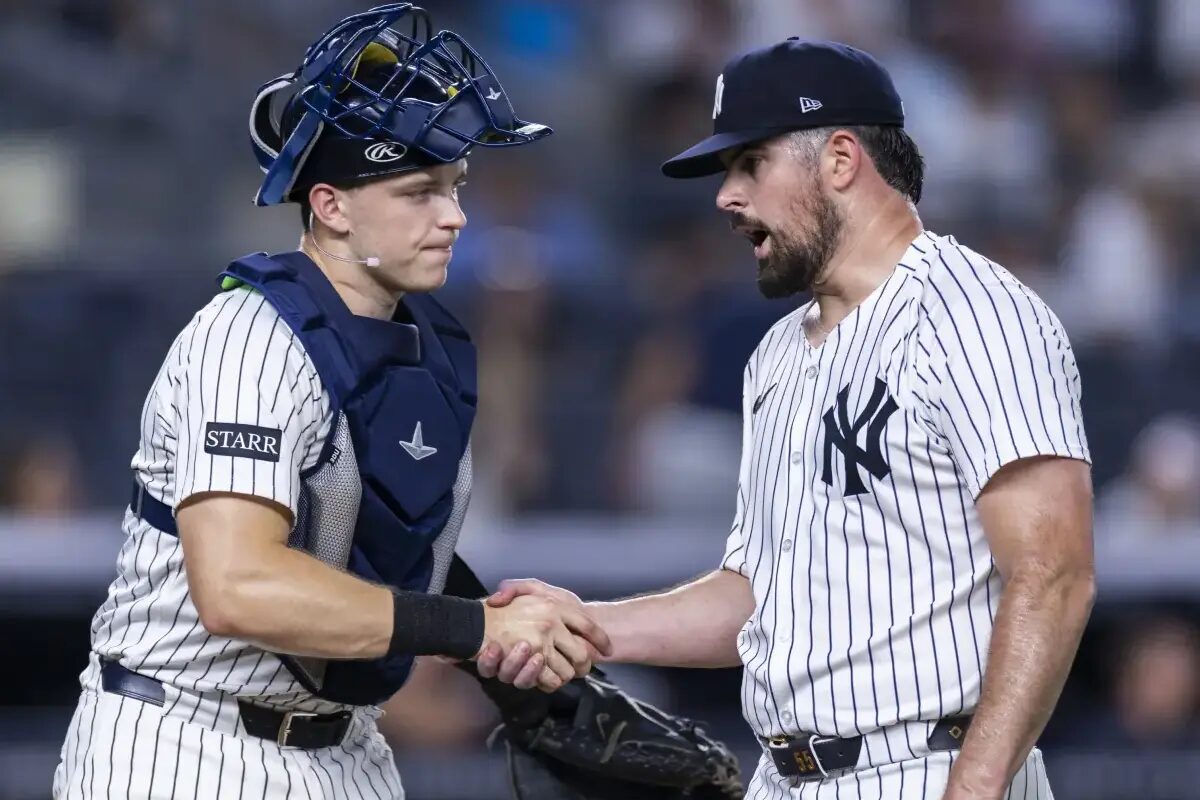 Carlos Rodón estrecha la mano de Ben Rice tras salir de la séptima entrada durante la aplastante victoria de los Yankees sobre los Twins.