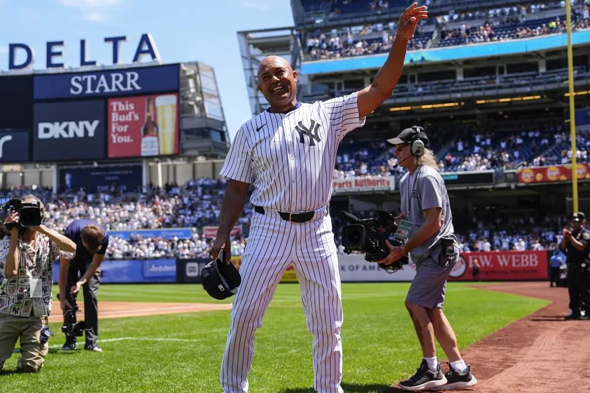 El ex jugador de los Yankees de Nueva York Mariano Rivera (42) entra en la ceremonia del Día de los Veteranos de los Yankees antes de un partido de béisbol contra los Astros de Houston, el sábado 9 de agosto de 2025, en Nueva York.