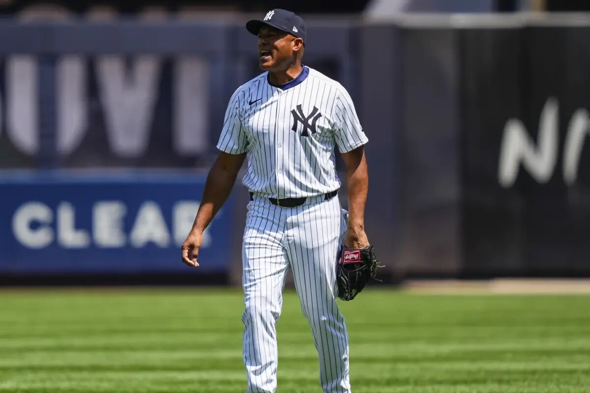 El ex jugador de los Yankees de Nueva York, Mariano Rivera, juega durante la primera entrada del Old-Timers' Day Game de los Yankees antes de un partido de béisbol contra los Astros de Houston, el sábado 9 de agosto de 2025, en Nueva York.