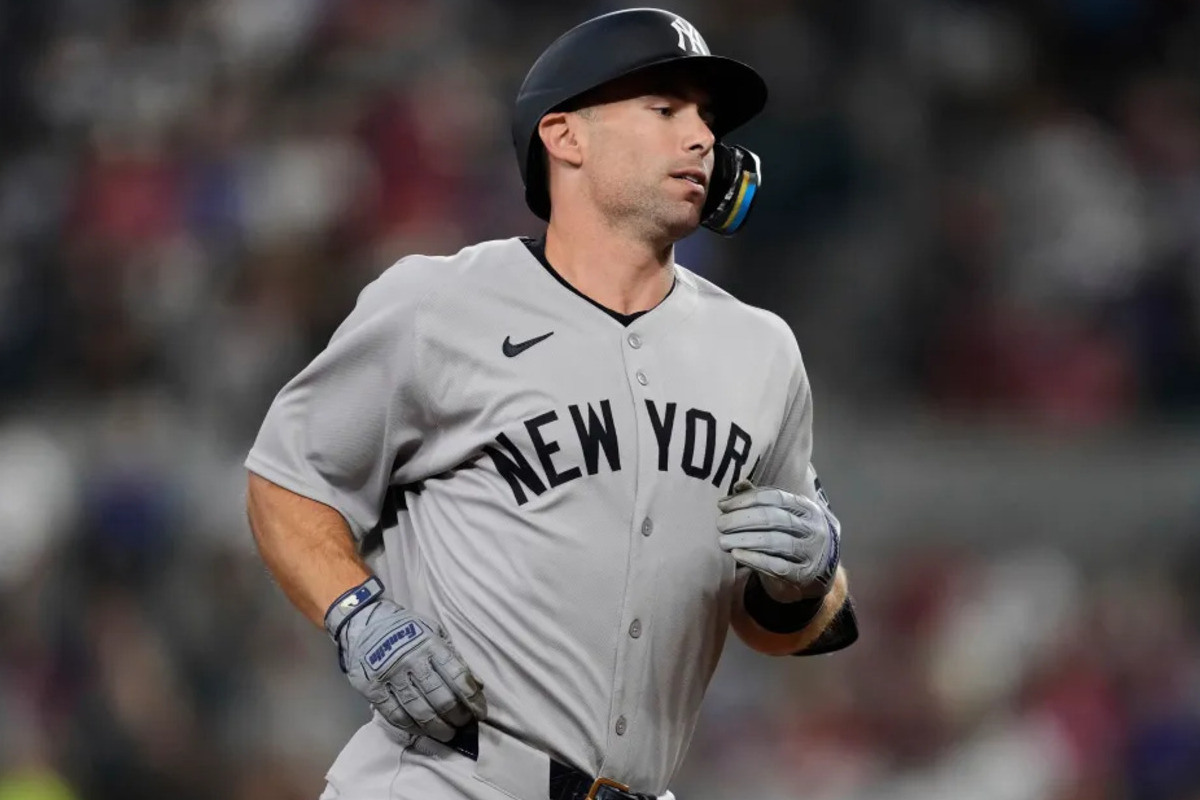Paul Goldschmidt, de los Yankees de Nueva York, ronda las bases tras batear un jonrón solitario en la séptima entrada de un partido de béisbol contra los Rangers de Texas el miércoles 6 de agosto de 2025, en Arlington, Texas.