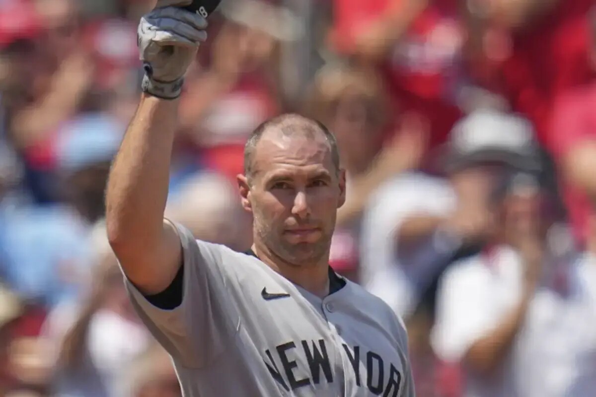 New York Yankees’ Paul Goldschmidt tips his cap to fans as he steps into the batter’s box during the second inning of a baseball game against the St. Louis Cardinals Sunday, Aug. 17, 2025, in St. Louis.
