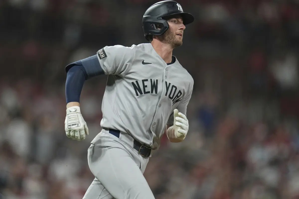 Ryan McMahon, de los Yankees de Nueva York, ronda las bases tras batear un jonrón solitario durante la séptima entrada de un partido de béisbol contra los Cardenales de San Luis, el sábado 16 de agosto de 2025, en San Luis.