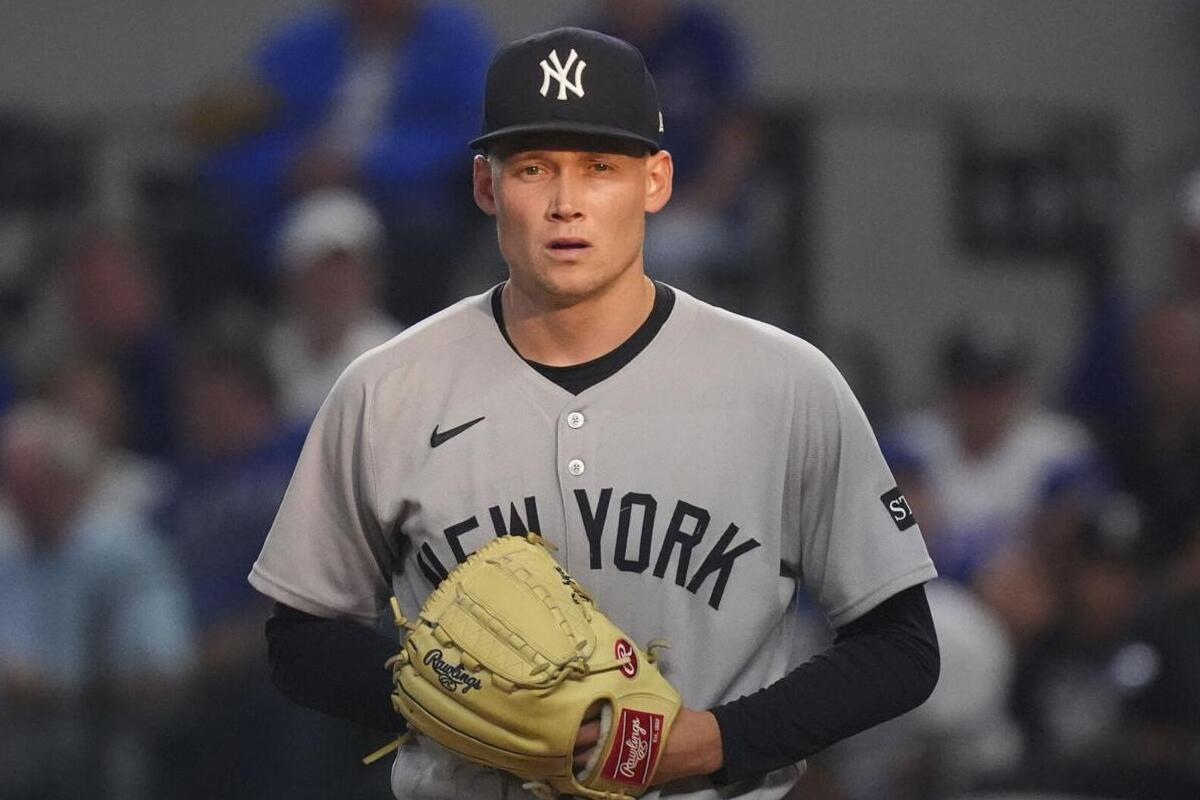 

El lanzador inicial de los Yankees de Nueva York, Will Warren, durante un partido de béisbol contra los Rangers de Texas, el martes 5 de agosto de 2025, en Arlington, Texas.
