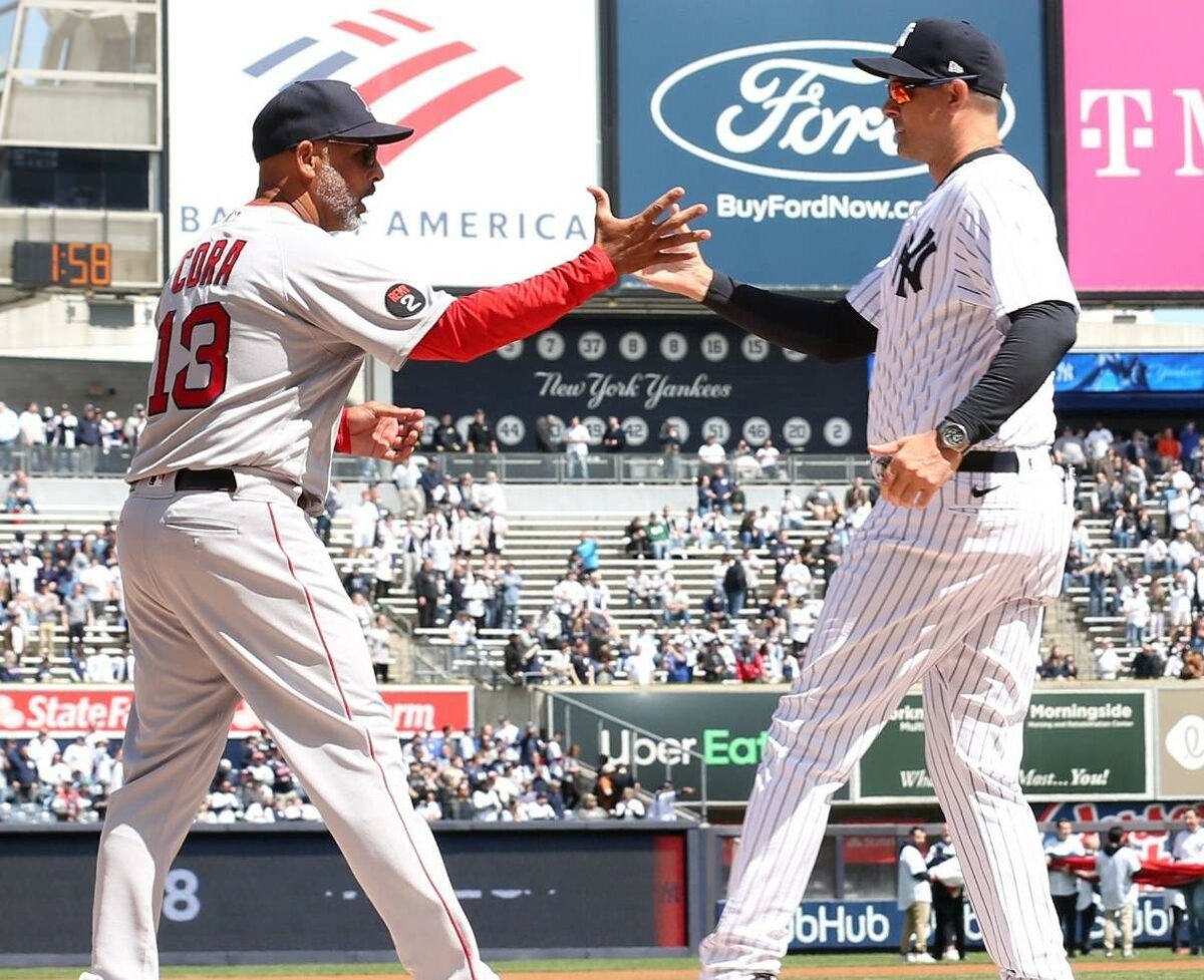 Los directivos se conocen: Alex Cora de los Red Sox y Aaron Boone de los Yankees se dan la mano durante un partido de 2023 en Nueva York.