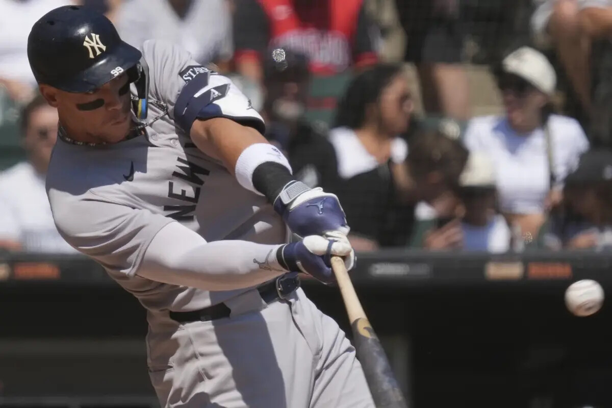 New York Yankees’ Aaron Judge hits a solo home run during the first inning of a baseball game against the Chicago White Sox in Chicago, Sunday, Aug. 31, 2025.