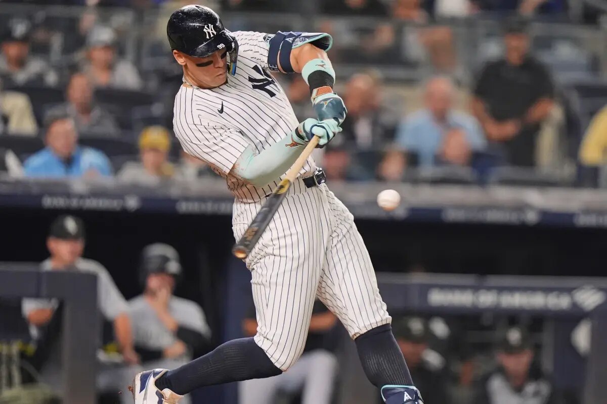 Aaron Judge, de los Yankees de Nueva York, batea un jonrón de tres carreras durante la segunda entrada de un partido de béisbol contra los Medias Blancas de Chicago el miércoles 24 de septiembre de 2025, en Nueva York.
