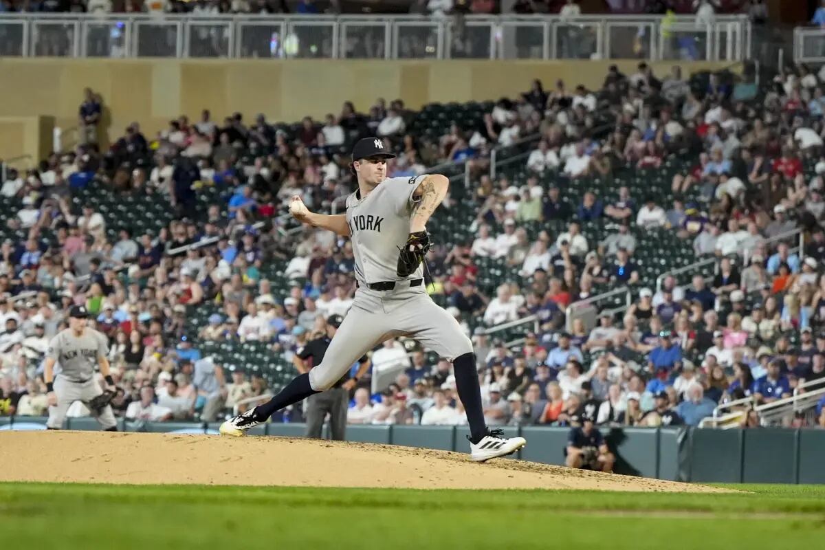 El lanzador de los Yankees de Nueva York Cam Schlittler (31) trabaja contra los Mellizos de Minnesota en la cuarta entrada de un partido de béisbol, el martes 16 de septiembre de 2025, en Minneapolis.