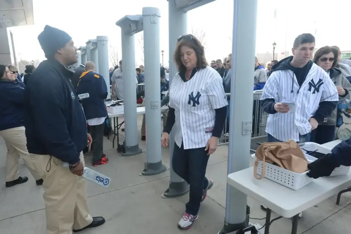 Los aficionados pasan por detectores de metales antes de entrar en el Estadio como parte de una nueva iniciativa de seguridad entre los Yankees y el Departamento de Seguridad Nacional.