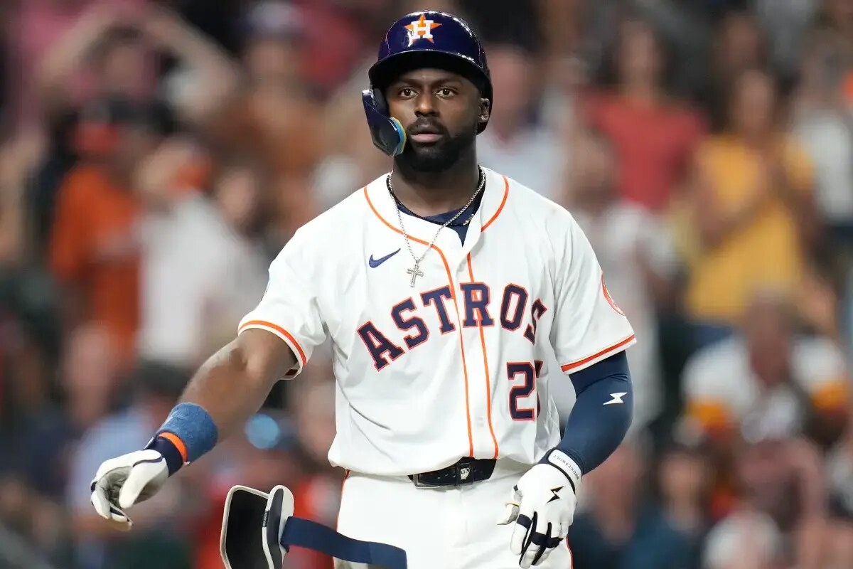 Taylor Trammell (26), de los Astros, reacciona al ser caminado por el lanzador de relevo de los Yankees de Nueva York Devin Williams.  