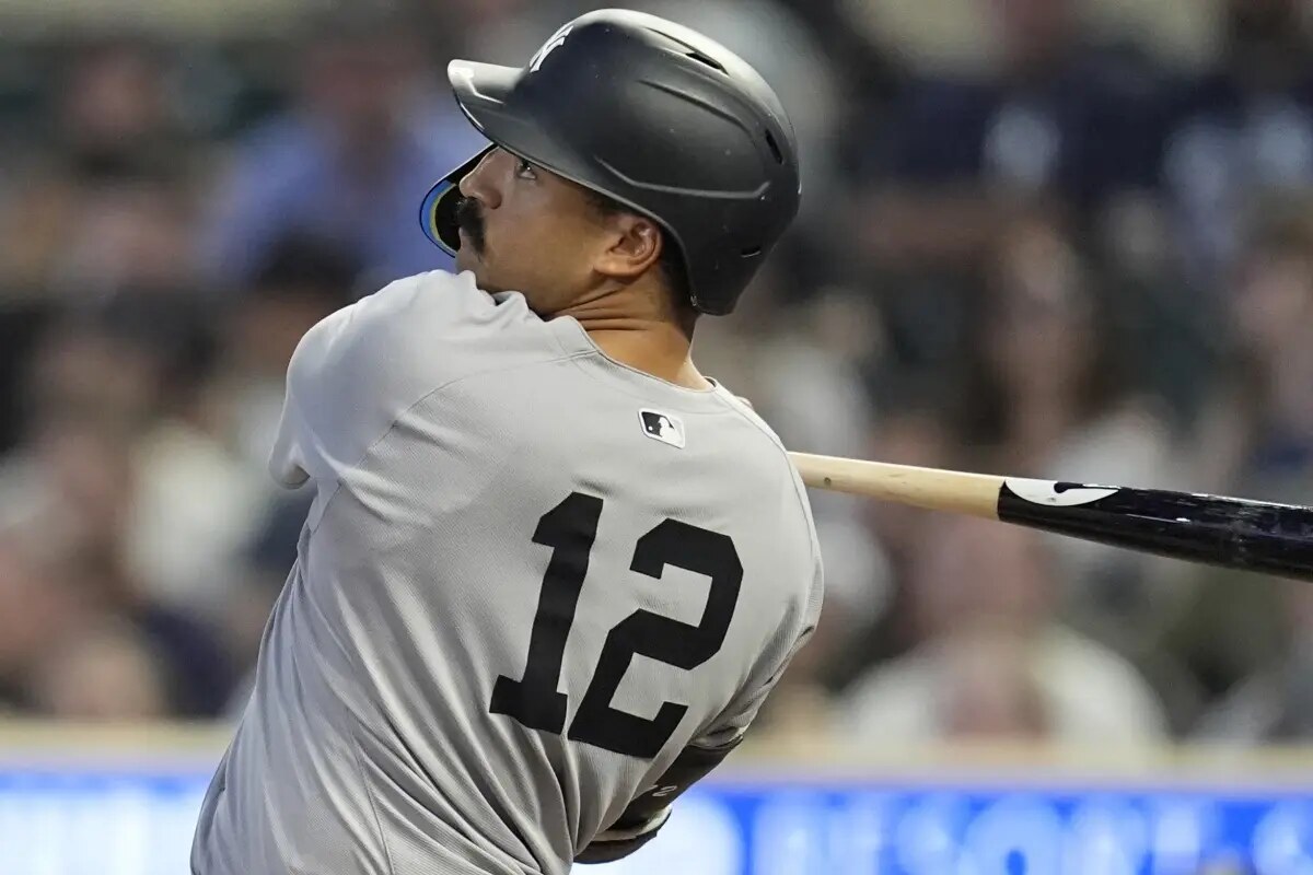 Trent Grisham (12), de los New York Yankees, batea un RBI-single contra los Minnesota Twins en la tercera entrada de un partido de béisbol, el martes 16 de septiembre de 2025, en Minneapolis.