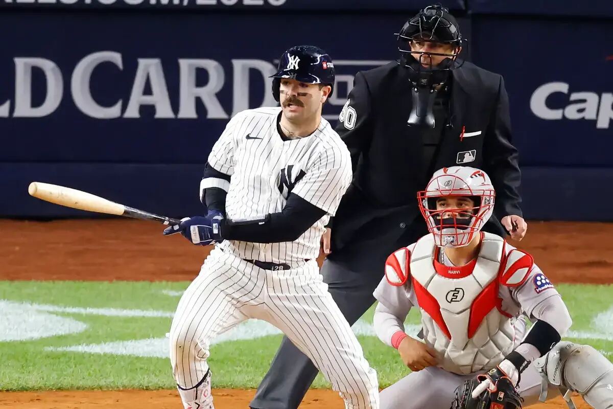 Yankees catcher Austin Wells (28) makes it to first on fielding error during the fourth inning.