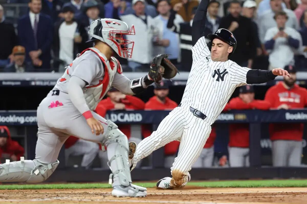 Cody Bellinger, de los Yankees de Nueva York, anota gracias a un sencillo de Amed Rosario durante la cuarta entrada el 2 de octubre de 2025.