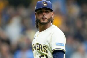 La condición de soltero de los Brewers paraliza las conversaciones de intercambio con Freddy Peralta de los Yankees