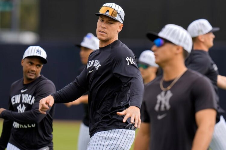 New York Yankees outfielder Aaron Judge, center, stretches during a spring training baseball workout Thursday, Feb. 20, 2025, in Tampa, Fla.